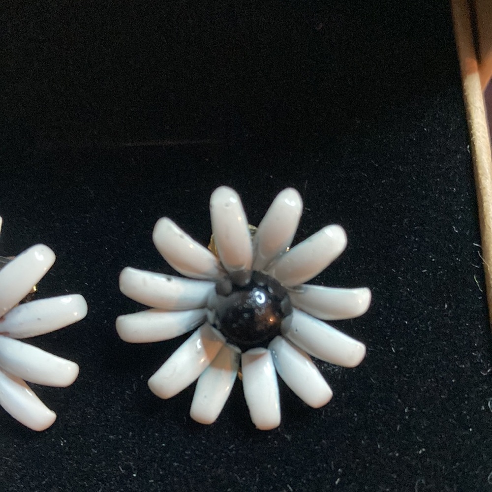 Vintage 1960’s earings/ clip on - Picture 3 of 11
